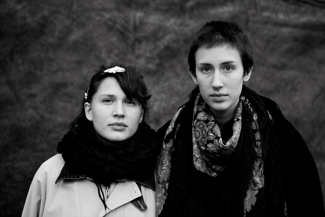 Portrait of Vilde & Oda Hjetland.